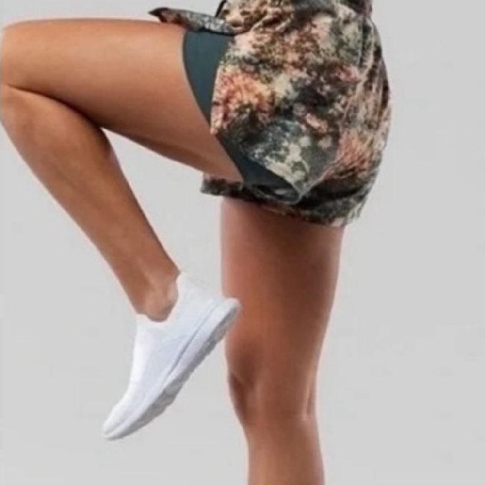 EXCELLENT CONDITION 1 LUXE (16)SHEFIT 2 in 1 PERFORMANCE SHORTS SNAKESKIN